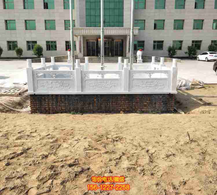 優雅而典雅的大理石欄桿雕塑