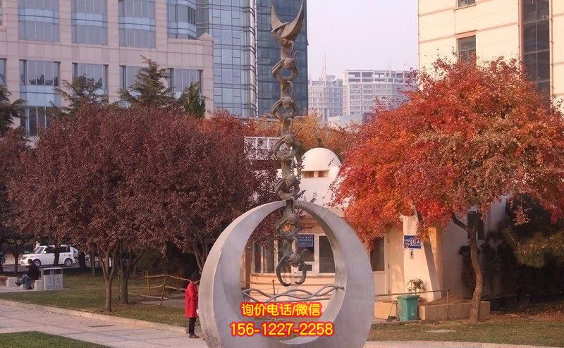 猴子雕塑公園擺放的猴子撈月的玻璃鋼創意猴子雕塑