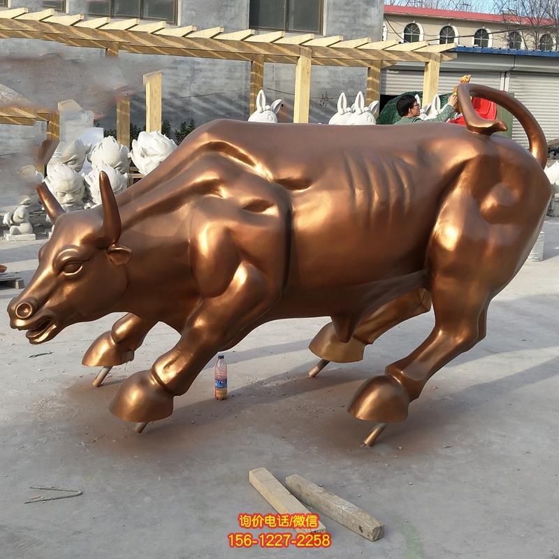 街道上擺放的向后蹲的玻璃鋼噴漆華爾街牛 街道上擺放的向后蹲的玻璃鋼噴漆華爾街牛