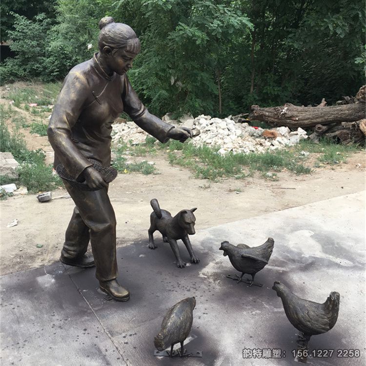 玻璃鋼婦人喂雞雕塑，農村喂雞場景雕塑加工廠