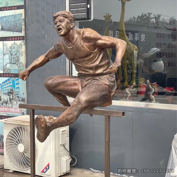 玻璃鋼跨欄運(yùn)動員雕塑，體育運(yùn)動主題雕塑加工定做