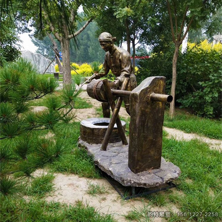 玻璃鋼古井挑水雕塑，打水人物雕塑