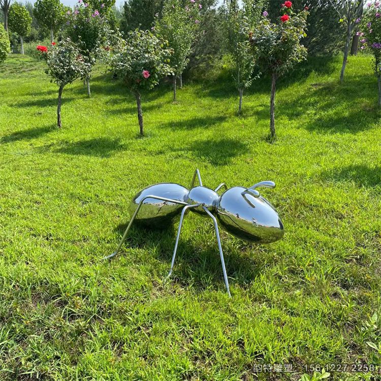 不銹鋼鏡面螞蟻雕塑，抽象小動物主題雕塑廠家