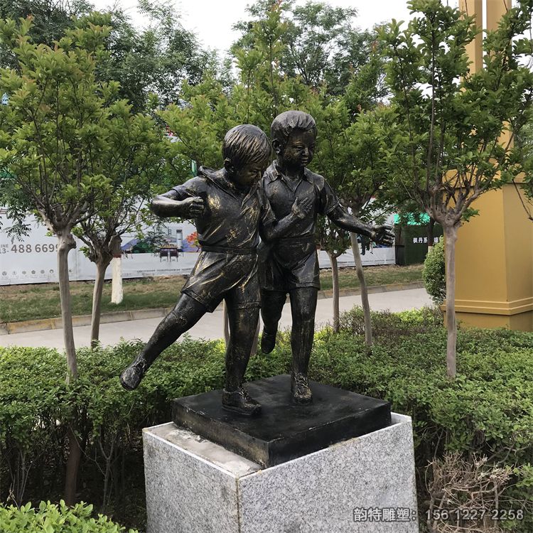 踢足球雕塑02 踢足球雕塑02