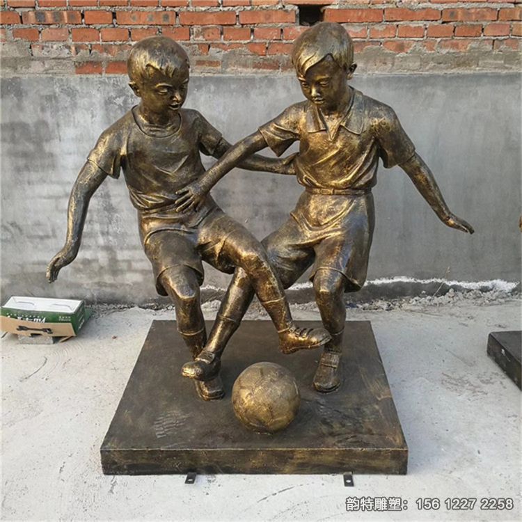 公園兩個小孩踢足球雕塑，校園運動人物雕塑加工廠家