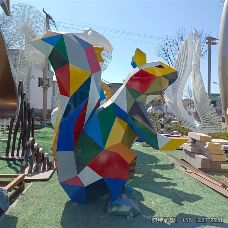 不銹鋼松鼠雕塑實(shí)物圖 幾何松鼠擺件