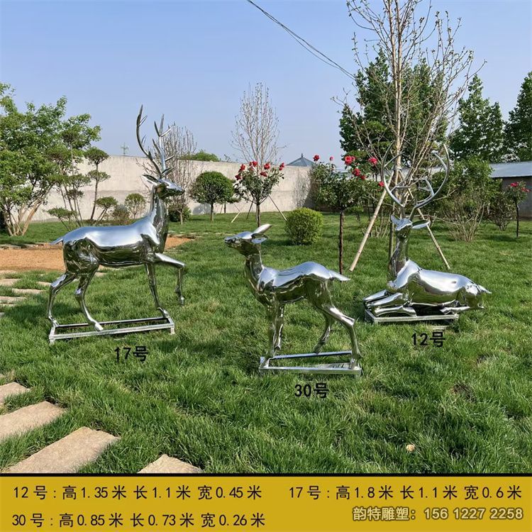 公園鏡面一家三口鹿雕塑組合實拍圖