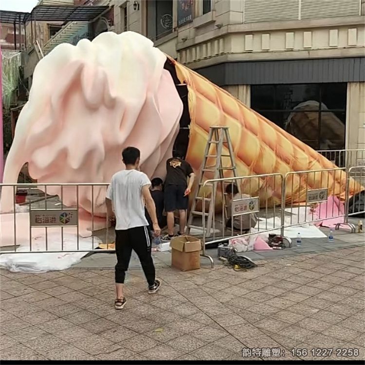 玻璃鋼仿真冰激凌雕塑安裝實(shí)拍圖 超大型巨過癮